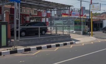 RedDoorz Plus Near Alun Alun Kuningan