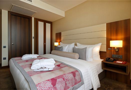 투야프 팔라스의 실내 수영장 전경