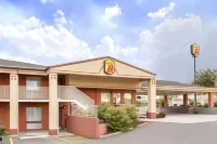 Super 8 by Wyndham Salina/Scenic Hills Area فنادق في سالينا