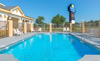 Days Inn & Suites by Wyndham Osceola AR