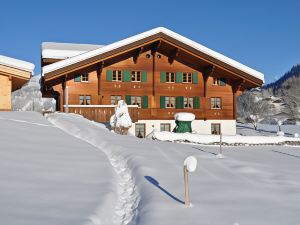 Alpenchalet Weidhaus Gstaad Ferienwohnung im Dachstock, Studio Und Zimmer im EG