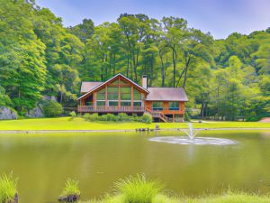 Secluded Cabin w/ Boats < 6 Mi to Jenny Jump!