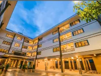 De Hug Hotel & Residence Hotel in zona Wat Pang Sanook