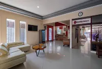 RedDoorz Near Bojonegoro Train Station