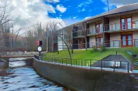 Econo Lodge Inn & Suites on the River