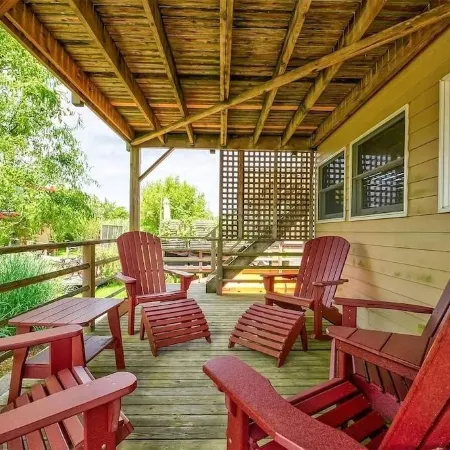 Charming Fair Harbor 3br steps to ocean, sunset view, WiFi, A/C, outdoor shower.