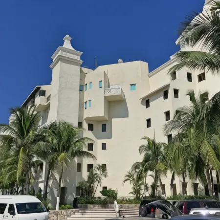 Cancun Plaza - Best Beach