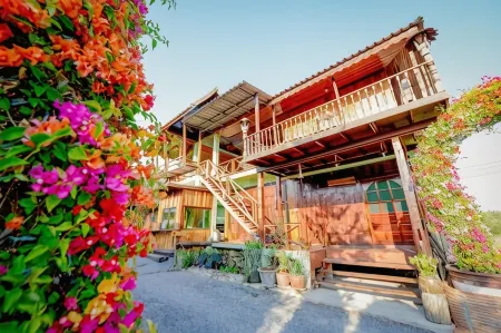 MRK Resort & Massage Отели рядом с достопримечательностью «Phra Prang Sam Yot»