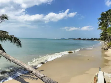 Sand Terrace Beach Bungalows Отели рядом с достопримечательностью «Пханган»