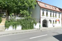 Prinz Gregor Các khách sạn gần The First Romanian School