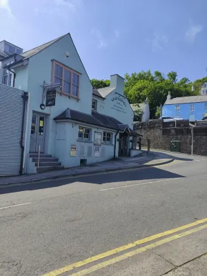 Rose and Crown Hotel & Hope and Anchor Bar Hotel di Newport