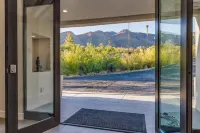 Skyline: 5 bed/6 bath, amazing views, tennis & basketball courts, pool, hot tub