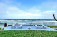 Oceanfront Studio Condo w/private balcony,  full kitchen, honeymoon delight