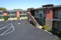 Days Inn & Suites by Wyndham Lodi - Pysäköinti