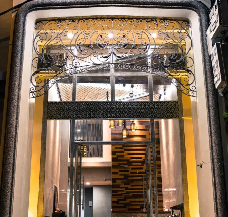 Point Boutique Hotel Отели рядом с достопримечательностью «Уот Ауналом Монастери»