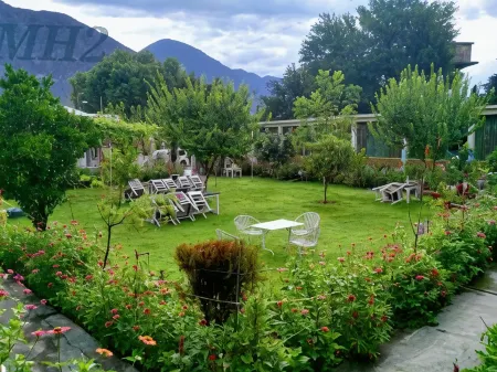 Madina Hotel 2 Отели рядом с Аэропорт Гилгит