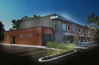 拉瓦爾溫德姆華美達酒店 鄰近Castle Taillefer Lafon的酒店