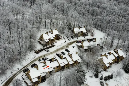 Ski-In/Out Condo with Electric Fireplace, Mountain Views, and Washer/Dryer Отели в г. Уэстон