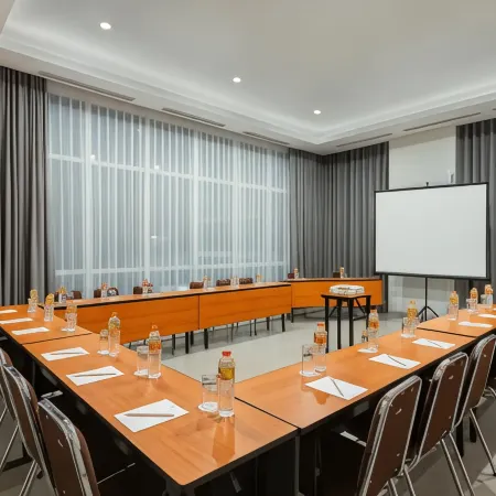 Amaris Hotel Slipi Отели рядом с достопримечательностью «Торговый центр Central Park»