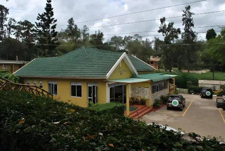 Little Woods Inn Отели в г. Мбарара