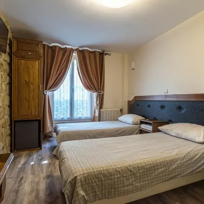 Grand Hôtel de Clermont Các khách sạn gần Ga Metro Blanche
