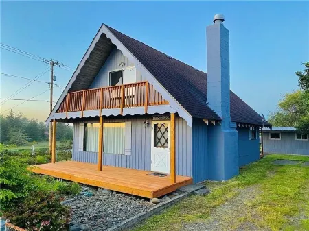 fully fenced Dog yard - Overlooking the Copalis River - Отели в г. Копалис Бич