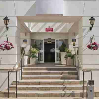 Airport Inn Manchester Hotel Exterior
