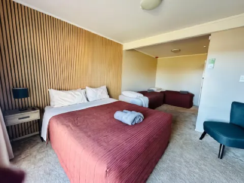 The Crossing Lodge & Backpackers Hotels in 