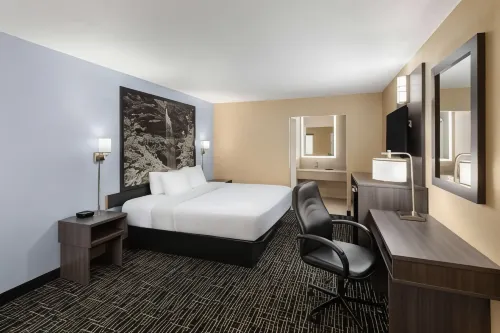 Super 8 by Wyndham Paducah I-24 Exit 4