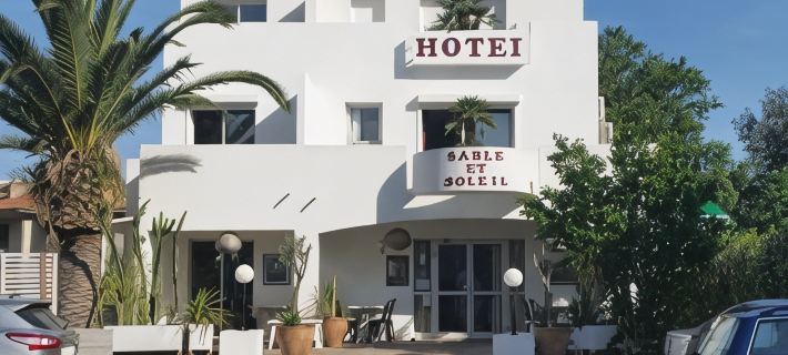 Hotel Sable Et Soleil - Port, Plage et Jacuzzi Privé Hotel a Fréjus