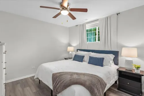 King bed Crystal Lake Mchenry Cary Cozy Hotels in Algonquin Township