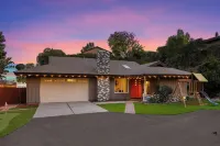 Cozy Coastal Hangout-Pool, Spa & Game Night Ready! فنادق في أوسيانسيدي