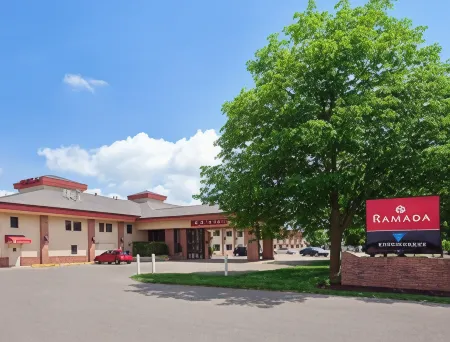 Ramada by Wyndham Saginaw Hotel & Suites Отели в г. Бриджпорт чартер Тауншип