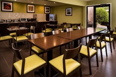 Best Western Airport Albuquerque Inn Suites Hotel  Suites Отели рядом с достопримечательностью «Silver Family Geology Museum»