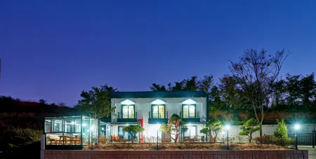 Yeoncheon Jwasangbawi Pension Отели в г. Йончхон