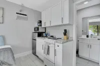 Modern furnished studio, North of Atlantic Ave