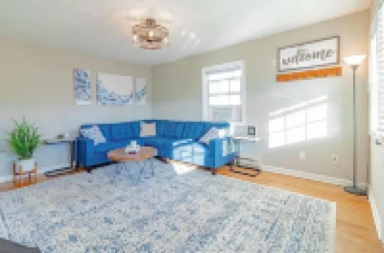 2 Bedroom Cozy Beach Cottage with Water Access