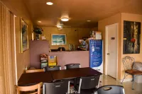 Econo Lodge North - parking