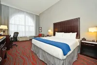 Holiday Inn Express & Suites Utica Hotels in Deerfield