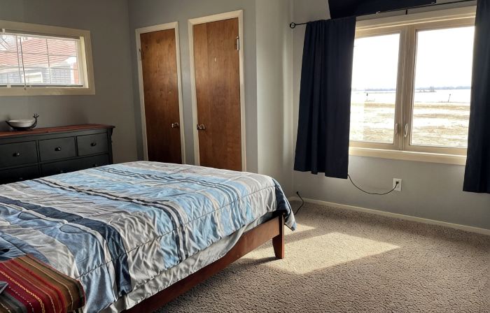 Cozy Beach Cottage. Great lake views. Lake access! Sleeps 6 efficiently.