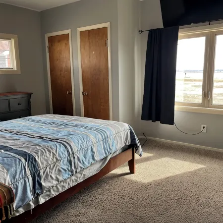 Cozy Beach Cottage. Great lake views. Lake access! Sleeps 6 efficiently.