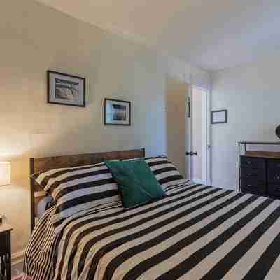 10% Off • Spacious 3BR Retreat w/ Breakfast, AC & WiFi • 5 Min to Niagara Falls Rooms