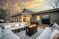 6BR Designer Home in Massanutten with Hot Tub, Sauna - 부티크