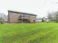 3-bed, 3-bath, 3-car garage executive home in Marshfield, WI Hotels in Marshfield