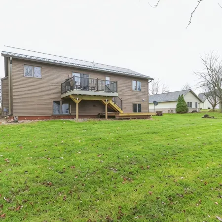 3-bed, 3-bath, 3-car garage executive home in Marshfield, WI Hotels in Marshfield