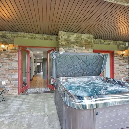 The Summit-Walkable to Town with 3 King Suites and Hot Tub and Sauna