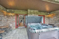 The Summit-Walkable to Town with 3 King Suites and Hot Tub and Sauna - Homestays