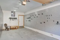 2 minutes from Ski Lifts! 3-bedrooms with Private Hot Tub! Walk to Ski Shuttle!