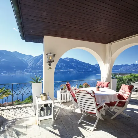 Magnificent villa with indoor pool and prime lake view location