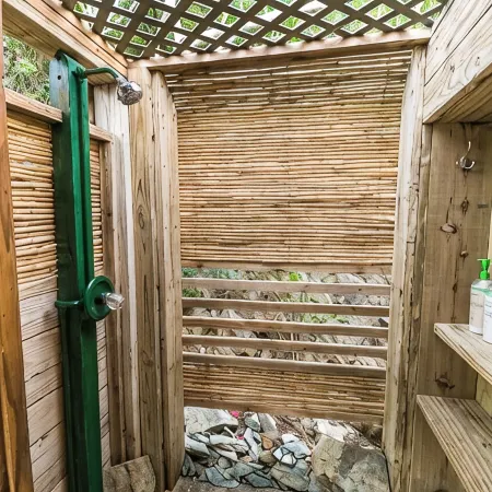 Salt Pond Bay Glamping Site With AC Отели в г. Сентрал